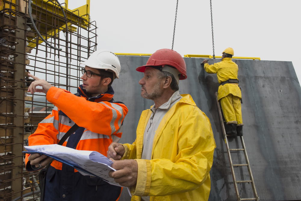 Due professionisti lavorano su un cantiere.