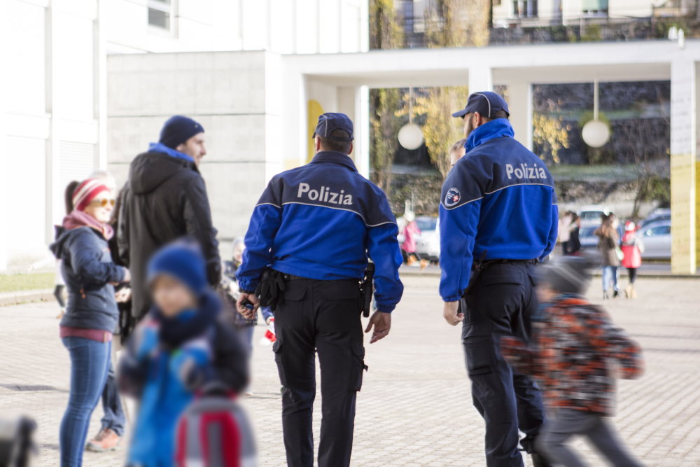 Due poliziotti si trovano in strada con alcuni cittadini.
