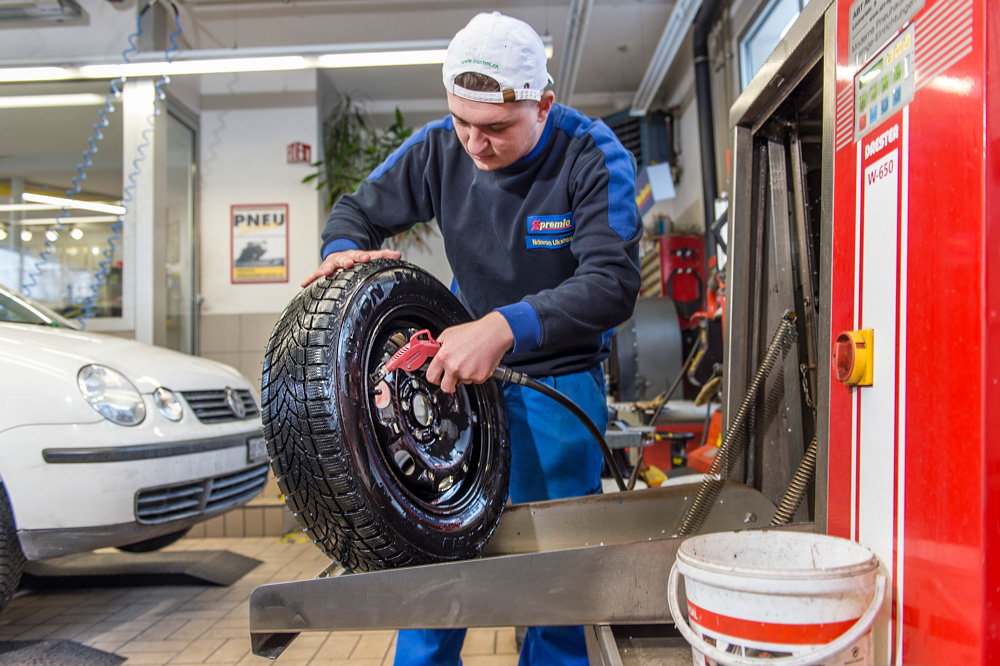 Gonfiare le gomme e pulire le ruote