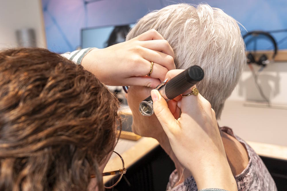 Esecuzione di un'otoscopia