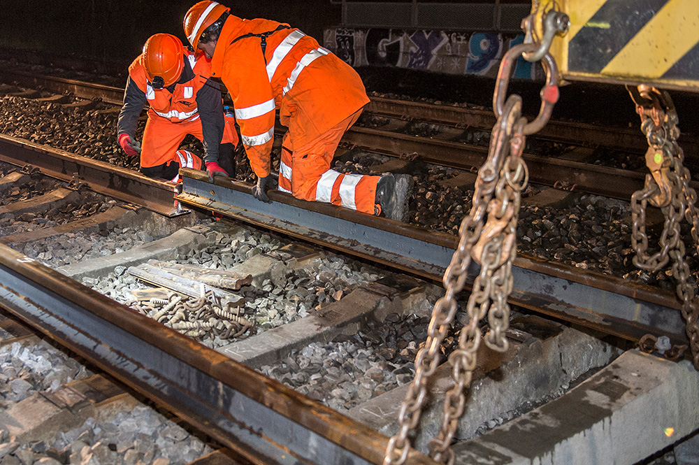 Versare e distribuire la massicciata