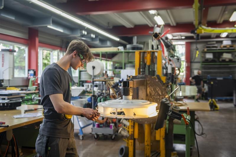 Addetto alla lavorazione di materie sintetiche CFP / Addetta alla lavorazione di materie sintetiche CFP