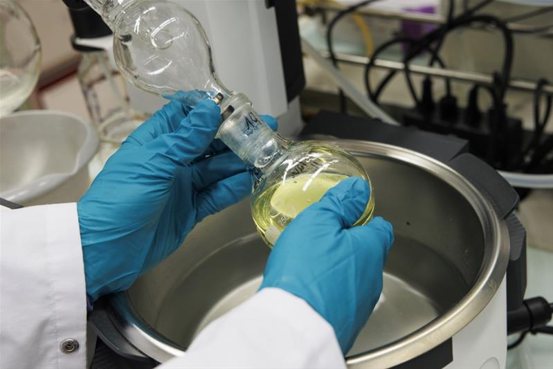 Una persona manipola un liquido in un laboratorio.