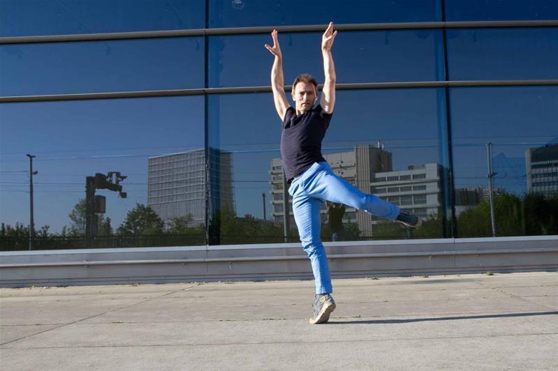 Marco Volta balla in un piazzale all'aperto