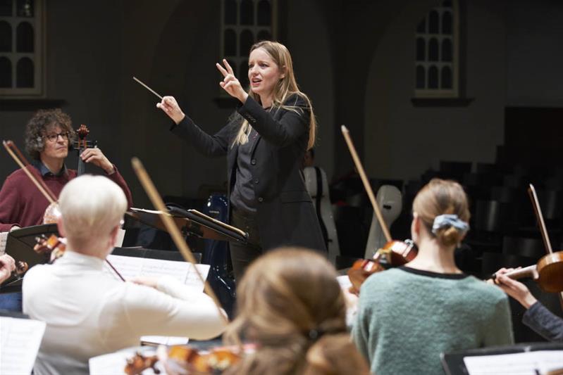 Clíodhna Ní Aodáin dirige un'orchestra
