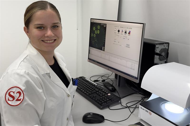Flavia Zuber al suo posto di lavoro in laboratorio