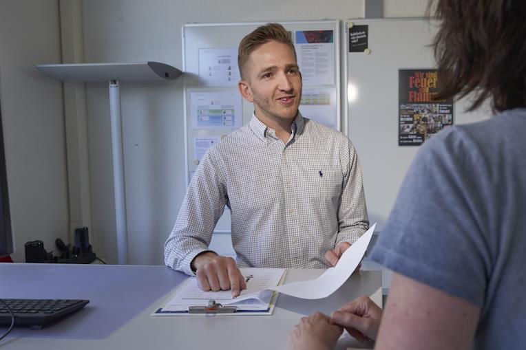 Aldo Waldvogel negozia con una persona in ufficio