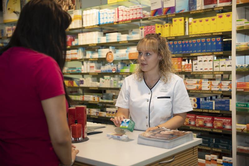 Sandra Jager consiglia una cliente al banco