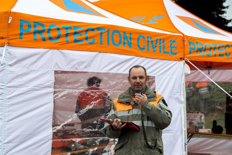 Un uomo si trova davanti a una tenda della protezione civile.