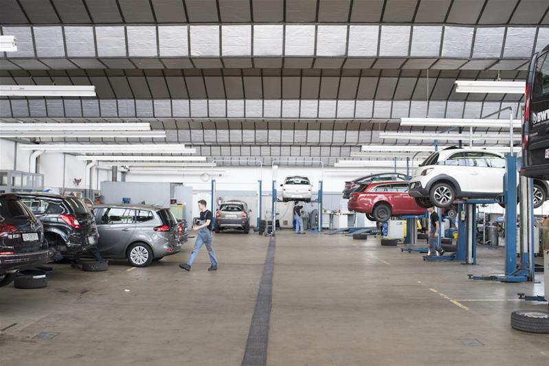 Vista di un'officina di riparazioni di automobili