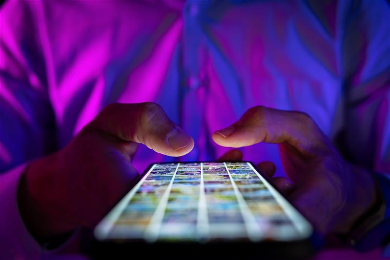 Smartphone con lo schermo acceso