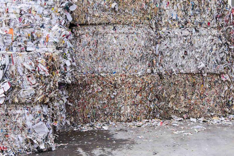 Tanti blocchi di carta accatastati in un magazzino