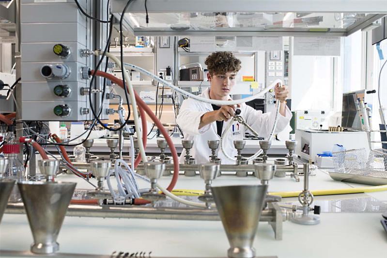 Un ragazzo esegue delle analisi in un laboratorio.