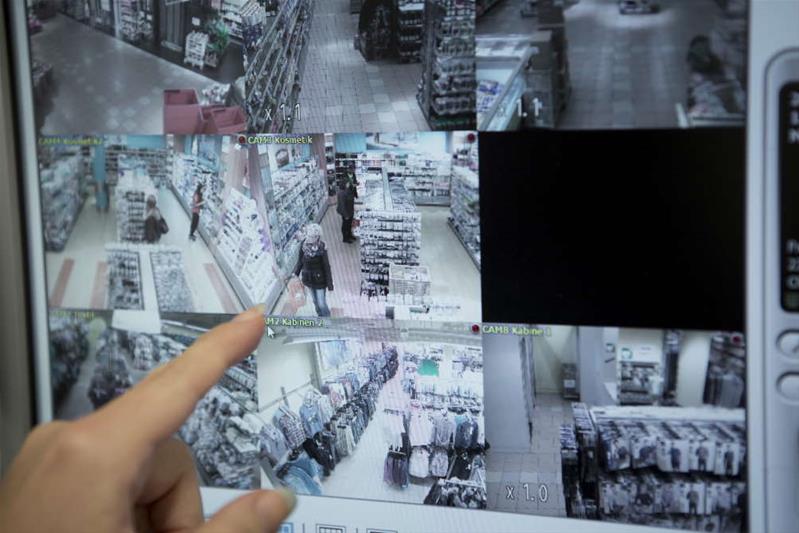 Su uno schermo si vedono le registrazioni di varie telecamere di sicurezza.