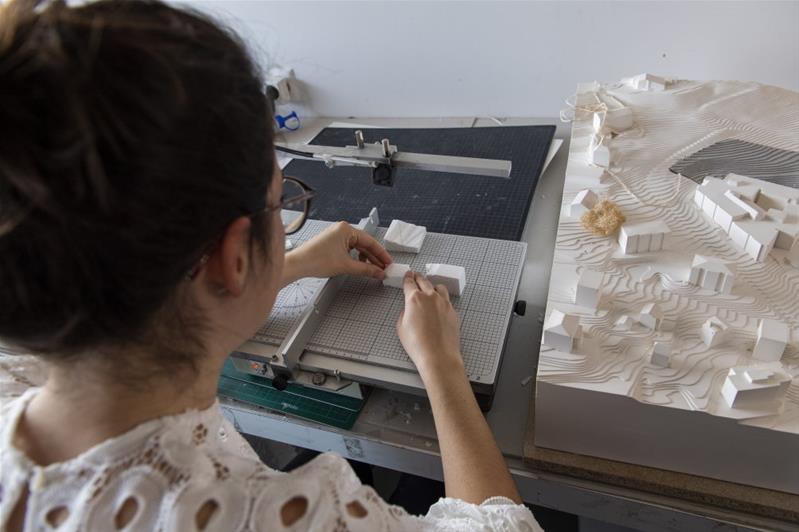 Una ragazza sta lavorando su un modellino.
