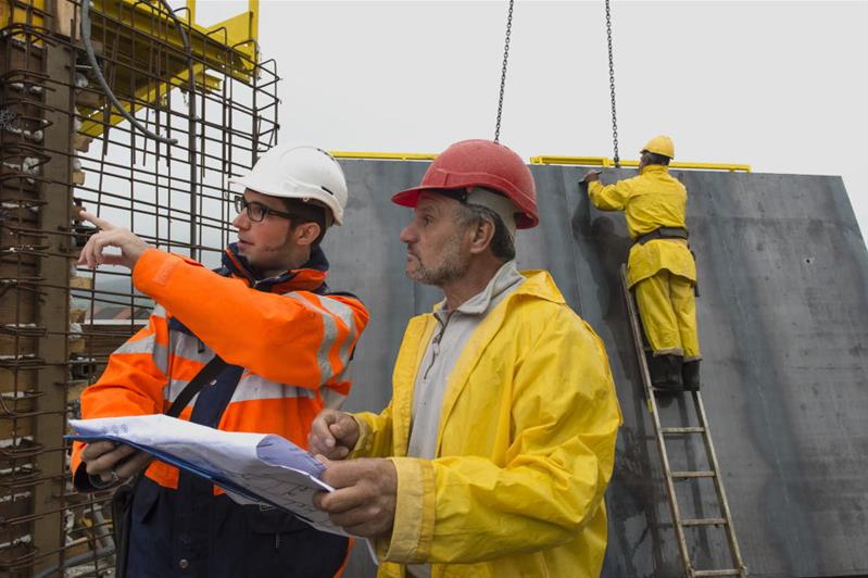 Due professionisti lavorano su un cantiere.