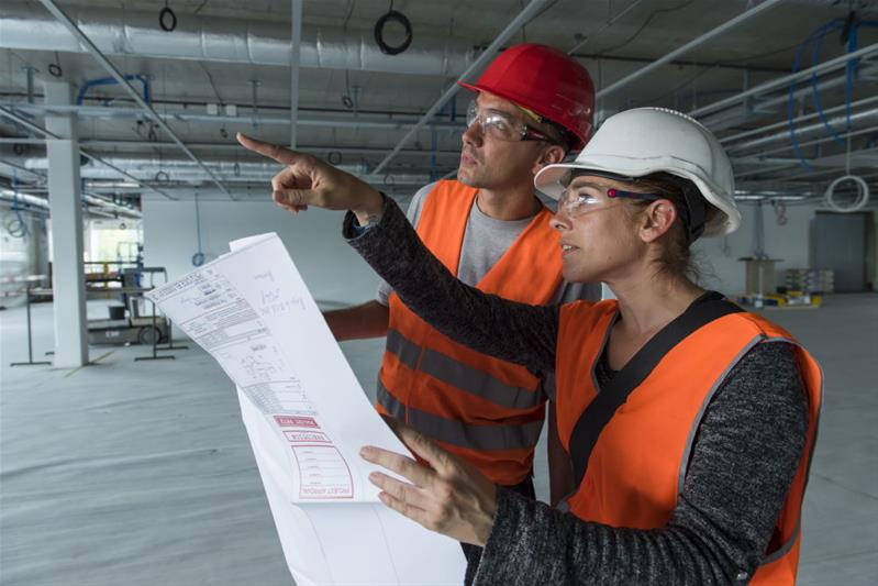 Due professionisti studiano il luogo dove dovranno lavorare.