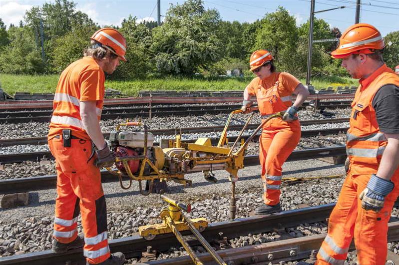 Un gruppo di operai lavora alla manutenzione dei binari.