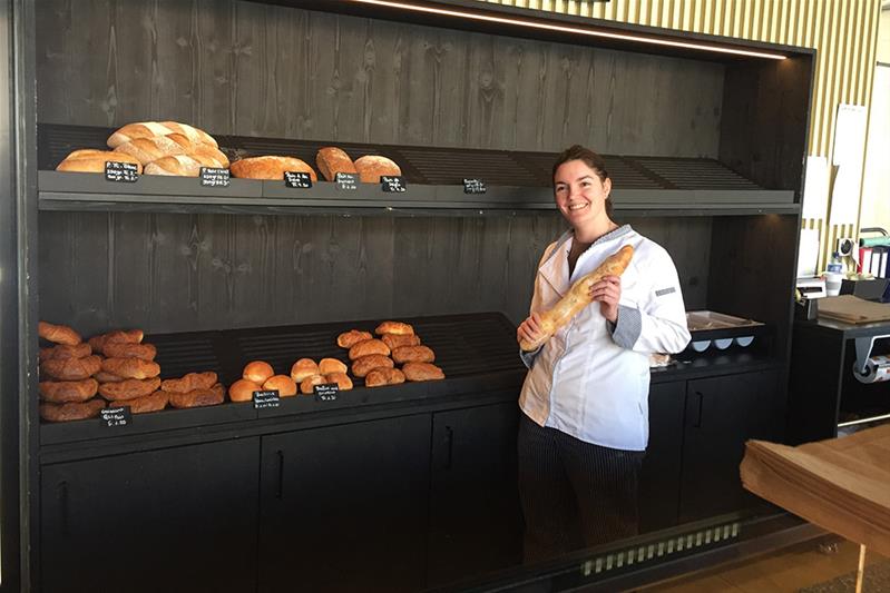 Léa Gaillet si trova davanti alla sua bancarella di pane.